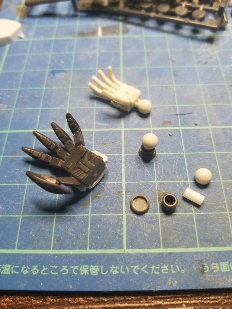 手首は1/144ルプスレクスから拝借。ボールジョイント径が合わないので、白虎のボールジョイントを加工して移植しました。白虎より大分大きいですが、凶悪さは増したかと思います。