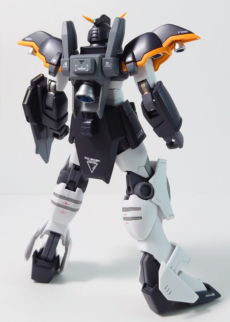 バックショット。今回もヒジ関節や盾の一部を部分塗装しました。暗い色に金色は映えていいですね。スラスターの内部のメタルブルーもいい感じになったと個人的にお気に入り。