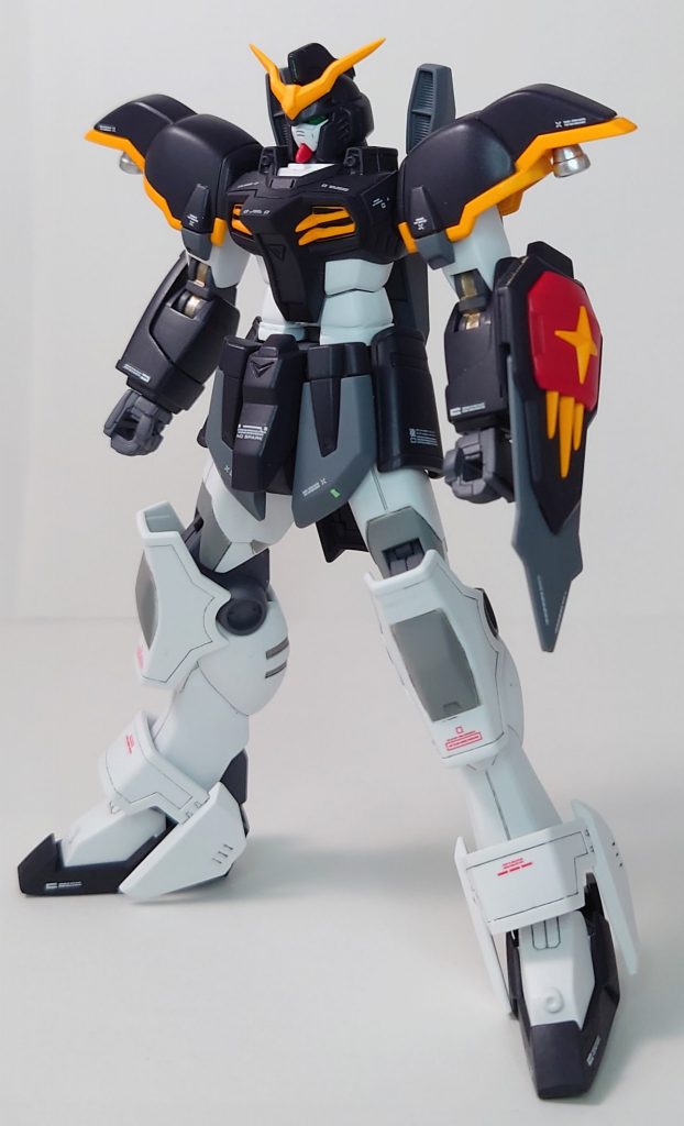 フロントショット。プラモ系Youtuberであるクラフタさんの作品を参考に、ヒザやモモなど、マスキングによる塗り分けを初めてやってみましたが、詰めが甘く、はみ出しが酷かったですね。練習あるのみです。