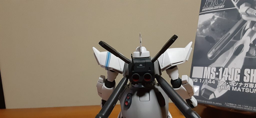 と言ってもバックパック以外はいじっていませんw本来バーニアが付く部分に1.35ミリプラ板をそれっぽく切って両側に0.3を貼ってディテールアップ、バンダイのスラスターセットを一番小さいやつを半分に切って貼りました。