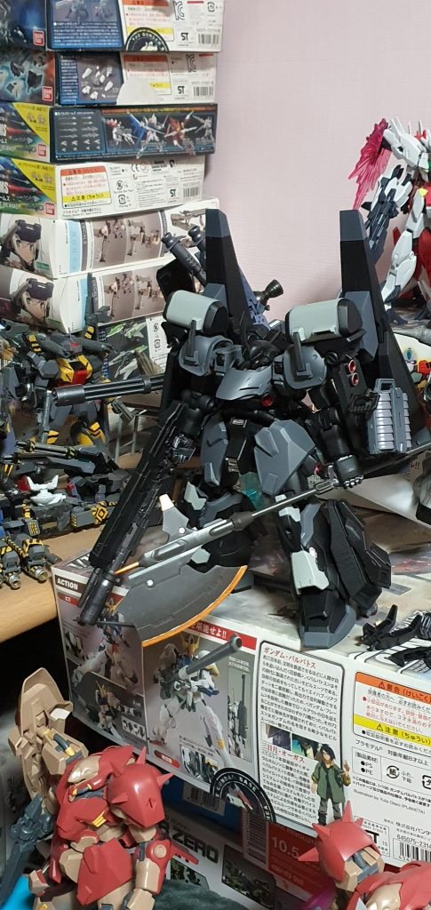 後ろ側にフルアーマーユニコーンガンダムのプロペラントタンクがあり、スペースを取るので汚らしい写真になりました。 すいません