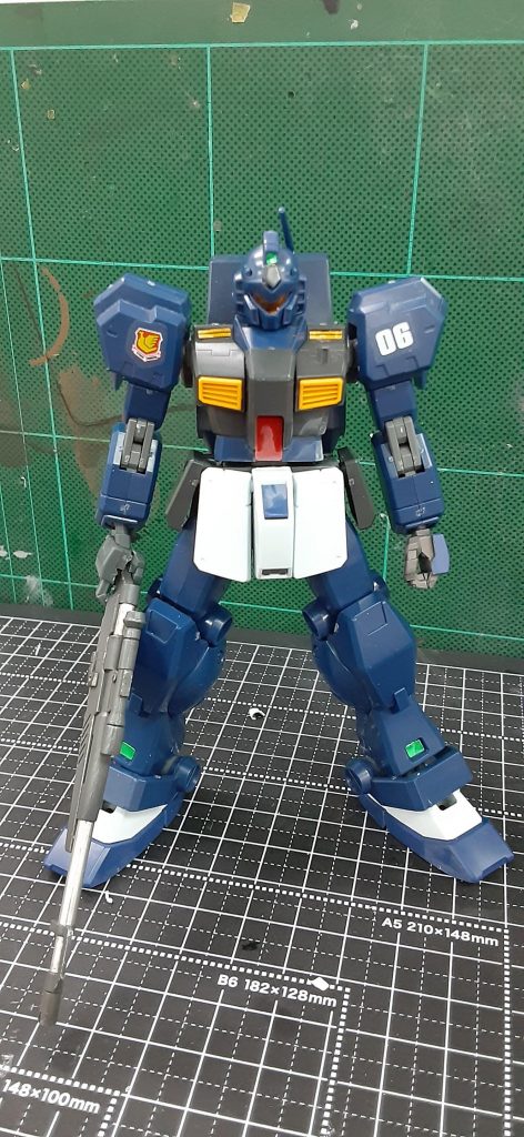 クゥエル本体は大きく弄ってませんが、首で1ミリ、膝関節内部で1ミリ。腰部で1ミリ。プラ板を挟むお手軽工作です。その他フロントアーマーは左右1ミリ幅まし。足首根元に生じる隙になるところはプラ板工作等で関節フレームっぽくしました。