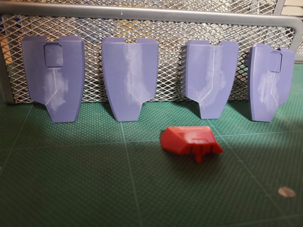 サイコガンダムは黒が多いのでデカールをメインに一部に簡単な新規モールドを増設しました