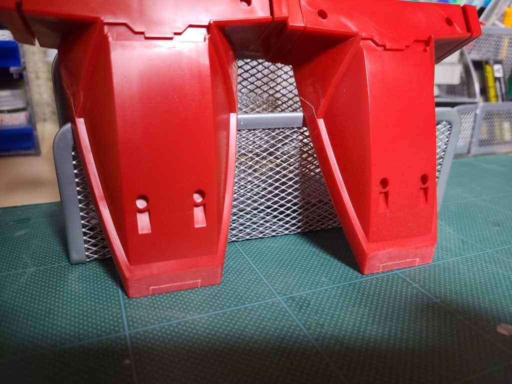 黒は黒サフで、赤は赤サフで、フレームの白は白サフでちょうどいい色になったのでサフのまま、黄色はグレーサフの上にガンダムカラーのMSイエローを塗り、タミヤのゴールドで重ね塗りしました差し色の金はタミヤのエナメル塗料のゴールドリーフです