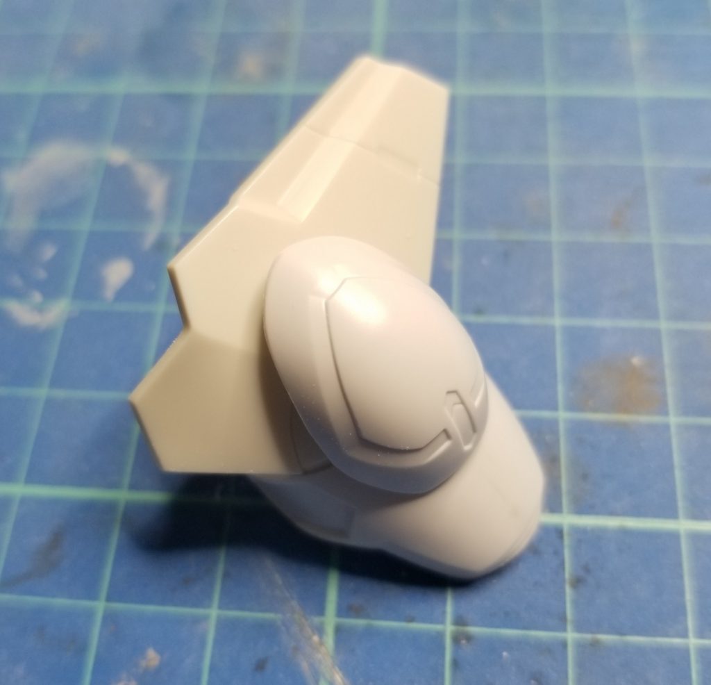 バルバトスの肩パーツを加工して、白虎パーツと合体。デザインはちょっと悩みました。