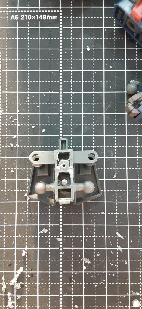 わかりずらいですが、股関軸も左右1.5ミリほど延長しました。