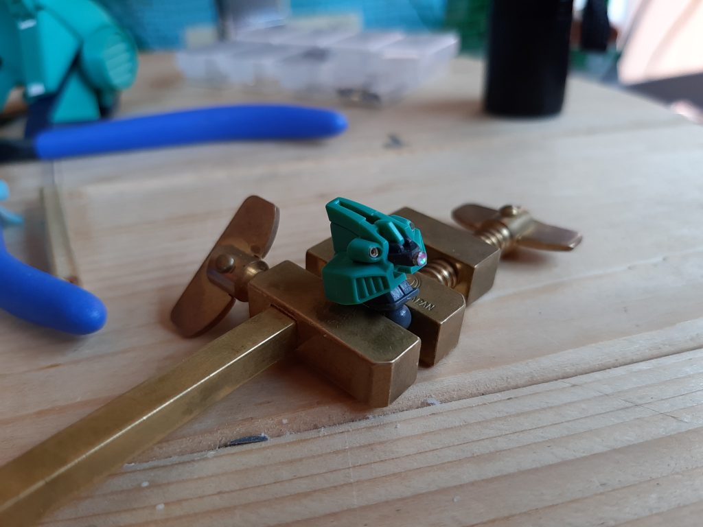 今回はモノアイを自作。ICソケットのメス側と、ホログラムテープ、UVレジンで作りました。