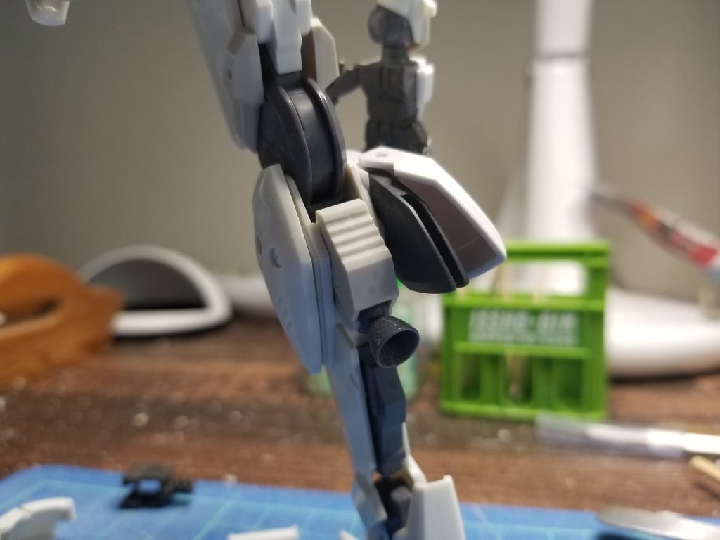 ふくらはぎのバーニアを、バルバトスから流用。カバー付きのようなデザインにしてみました。