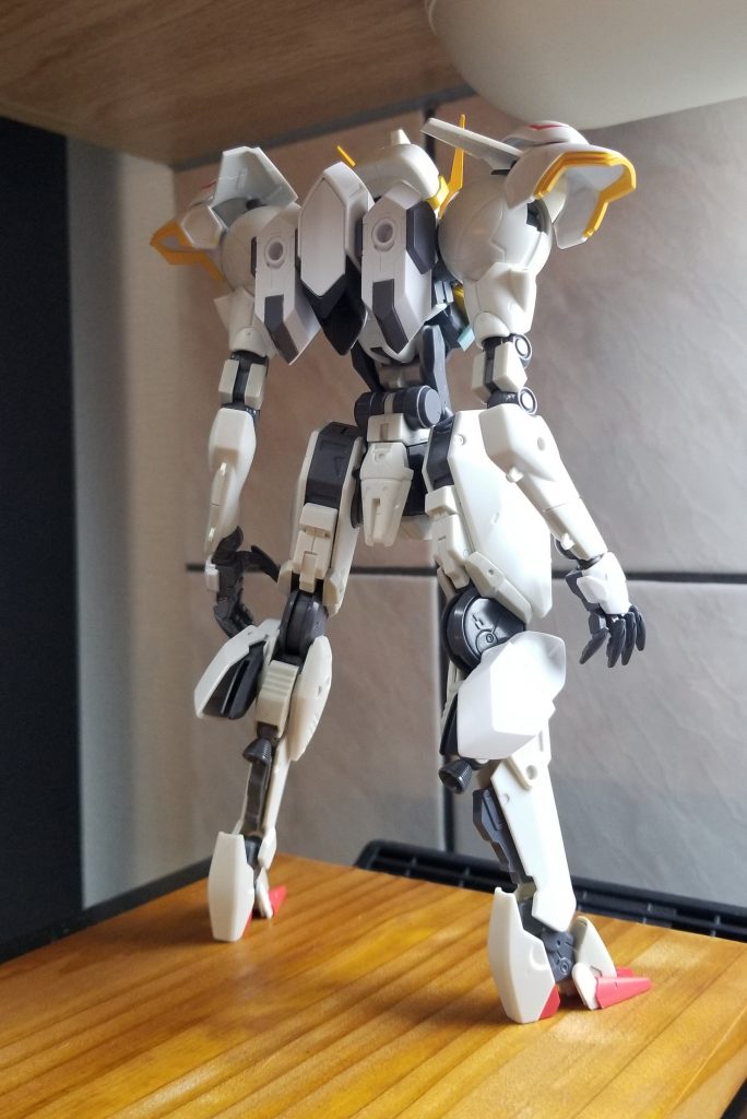 背面は、特徴的なバックパックを1/100バルバトスから流用したのと、ふくらはぎのバーニア部分以外、白虎のままてす。