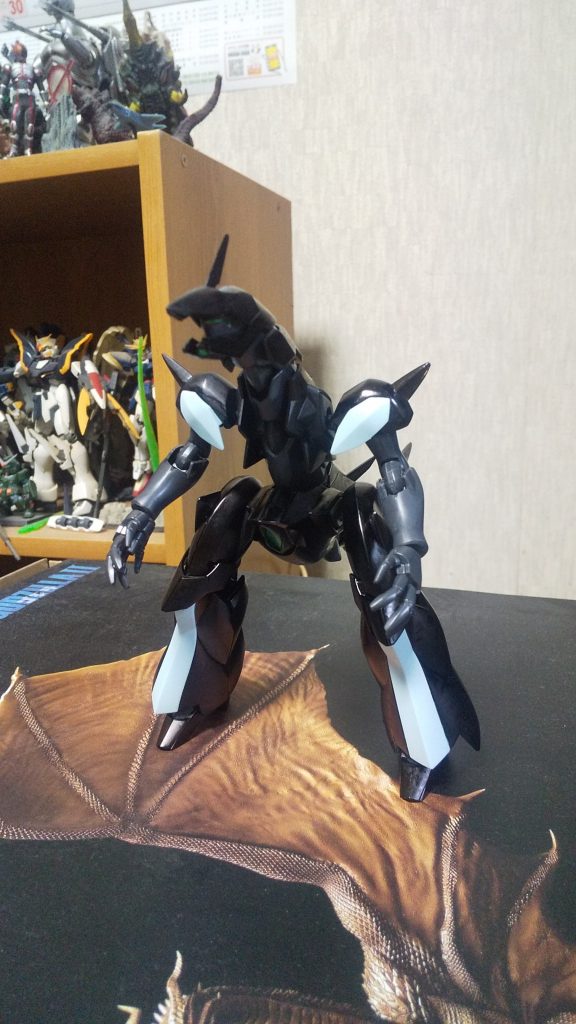 全体的に塗装した状態ですが、左腕の肘関節の合わせ目消しが失敗。ガッツリ線が残りました。また、塗装のイメージは自分の中のTHE怪獣をイメージして塗装しましたが、「怪獣」の姿の「メカ」、これ銀系で塗装したほうがより映えたな。とここまで進んでから思いつきました、この2点は反省ですね。