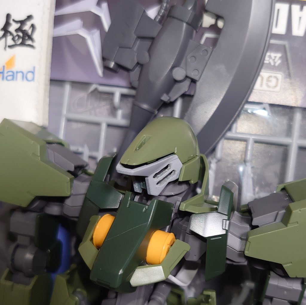 頭部サイドのカメラアイ用に開口部を開けたところ。かなりガタガタです。