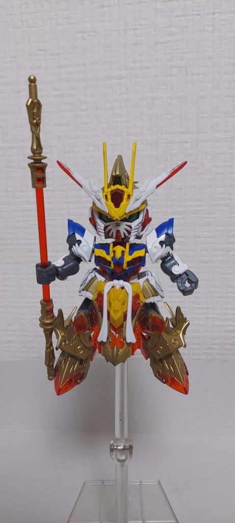 正面三国創傑伝からすごいと思っているのは口がパーツわけさろてるとこでほとんどの作品は無塗装です。ツノはシールに細かい文字があったので塗装せずシール貼りました。