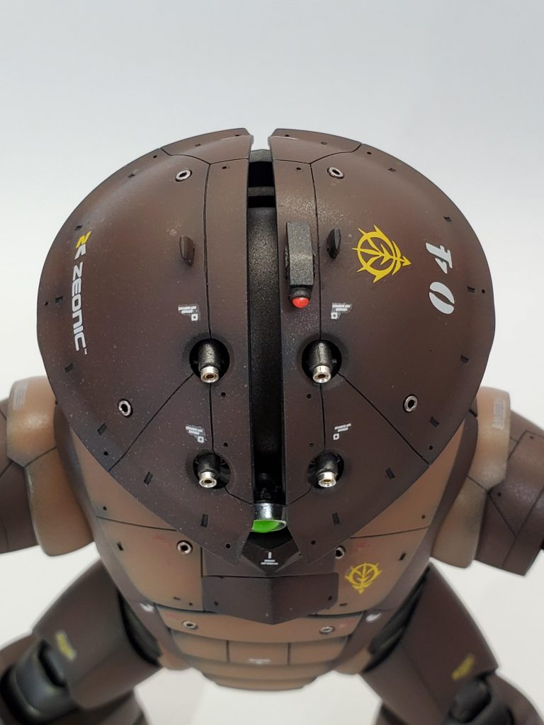 頭部にはプラ板でセンサー類を設置しました。