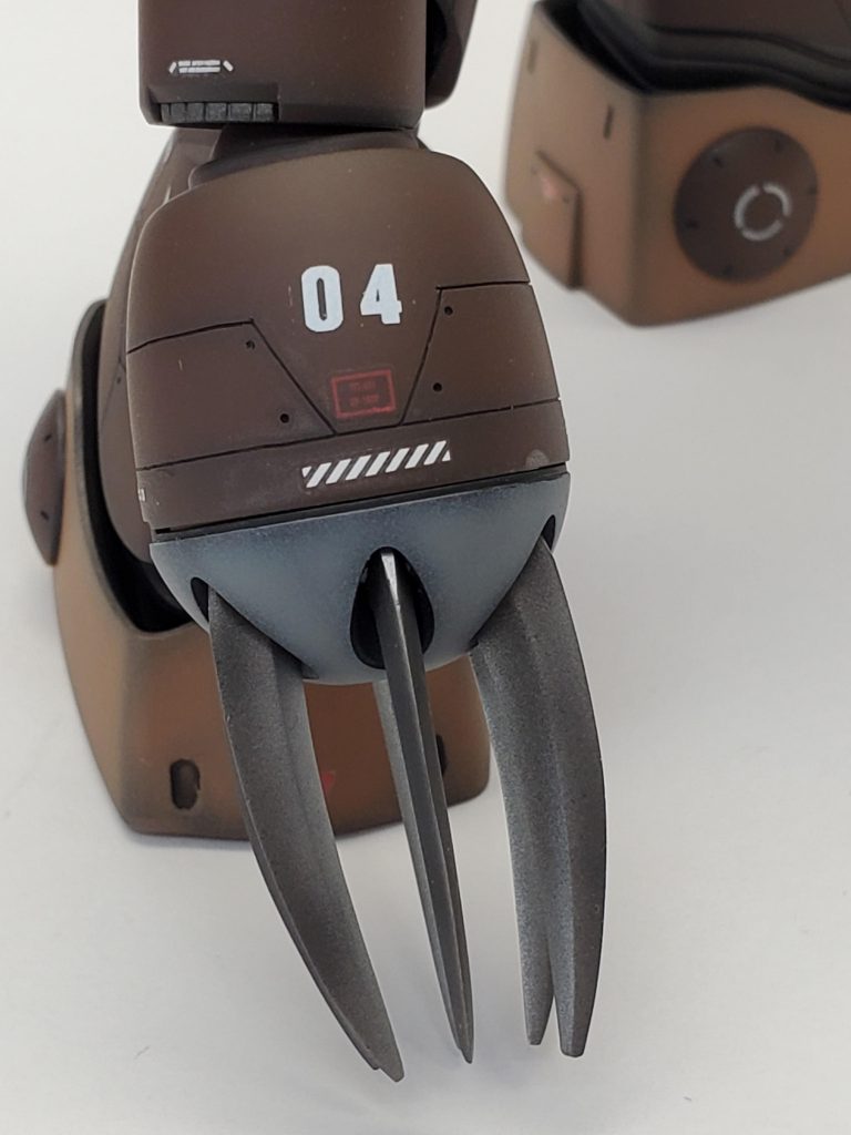 爪はプラ板を貼りこんでからヤスリ等で研いでます😁塗装は、下地に黒→シルバー→クリヤー＋黒のコート で刃物風に塗ってます。