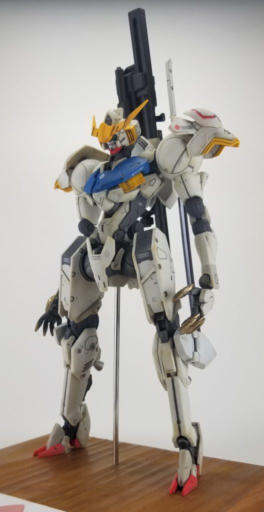 ブルー、レッド、イエロー、ゴールドの部分塗装、ホワイト部分は胸の一部のみ塗装とし、墨入れ、デカール、軽く汚して艶消しコートで仕上げています。