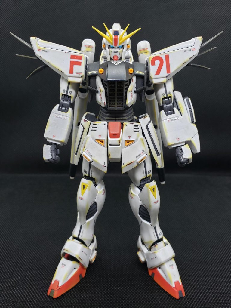 正面からだとやはり肩の「F91」のマーキングが目を引きますね。このマーキングは付属のドライデカールで再現します。今回はボディの青緑っぽい箇所を黒に塗装しています。シンプルながら一番好きな配色です。