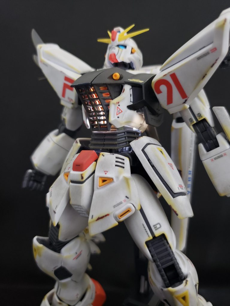 専用の台座に別売りのLEDユニットを付けることで最大稼働時の発光を再現できます。