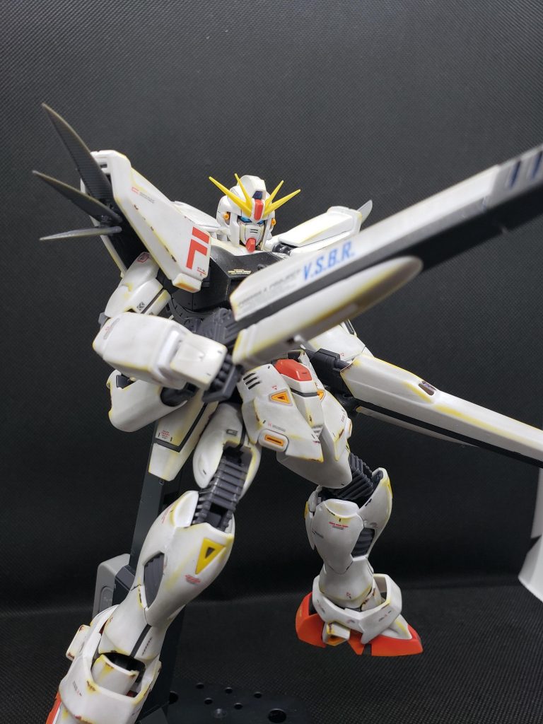 F91と言えばやっぱりこのヴェスパーですよね。バックパックからスライドさせて前方に持ってくるギミックが楽しいです。ヴェスパーもボディと同様の配色変更をしています。ここのドライデカールもめちゃくちゃかっこいいですね。