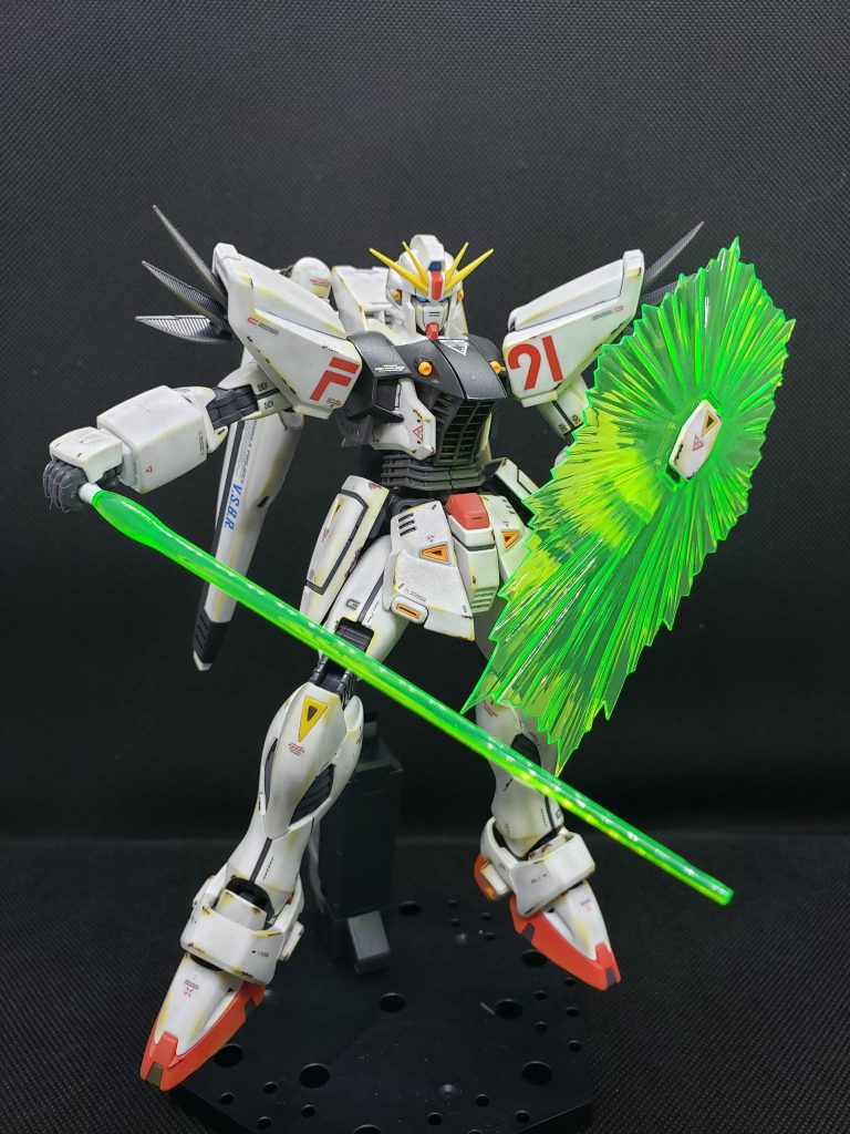 ビームサーベルとビームシールド発色が綺麗でなおかつ大きいのでとても迫力があります。