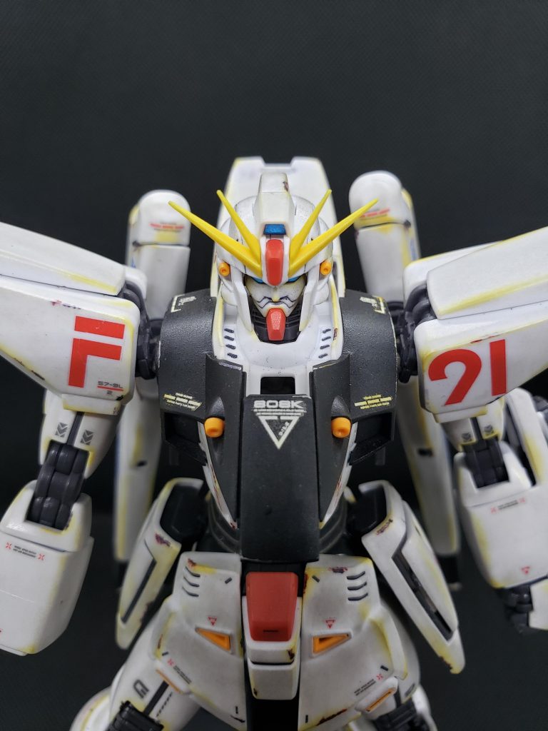 フェイスオープンは差し替えで再現※一応完全変形するタイプの頭部も別であります。またコックピットハッチはスライドすると画像のようになります。