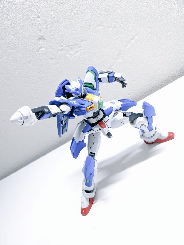 攻守一体のGNフィールドを発生させて殴りかかります！