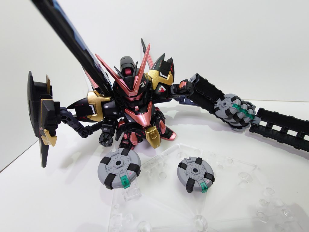 装備展開状態右肩のメガビームキャンは折りたたみ式で左肩の自走式ロボットは部屋の隅のゴミも見逃しません...ﾀﾌﾞﾝ