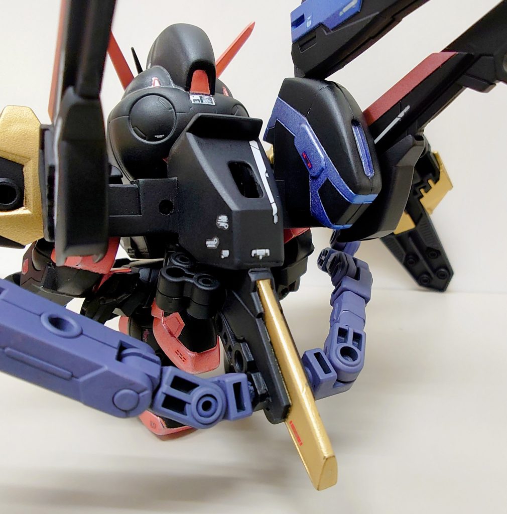 シールド等は背中のここからニョキニョキしています♪