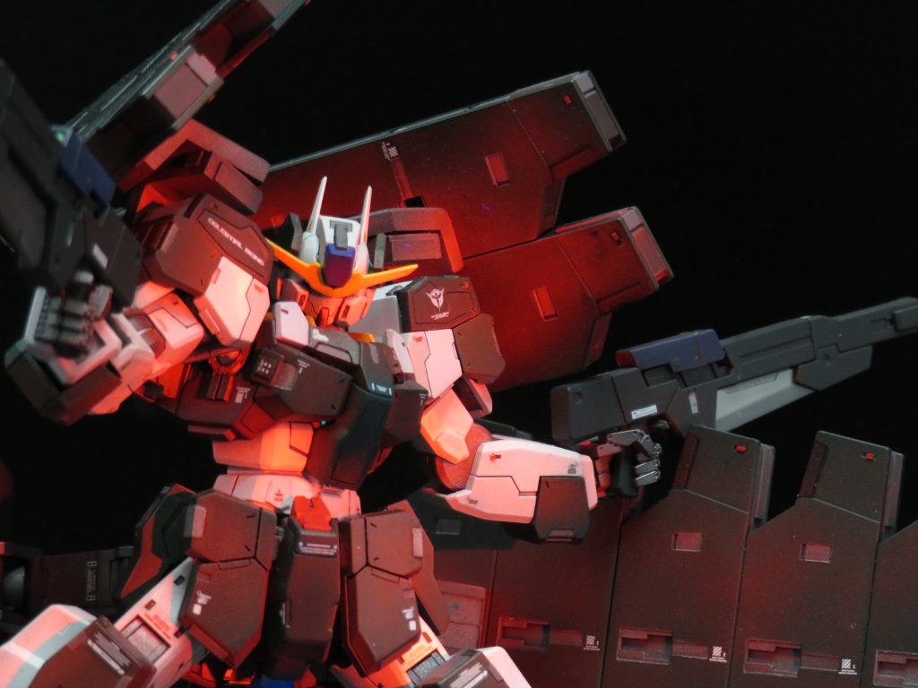 普段は透明の蛍光塗料を塗っているので、ブラックライトを当てると赤く光ります。