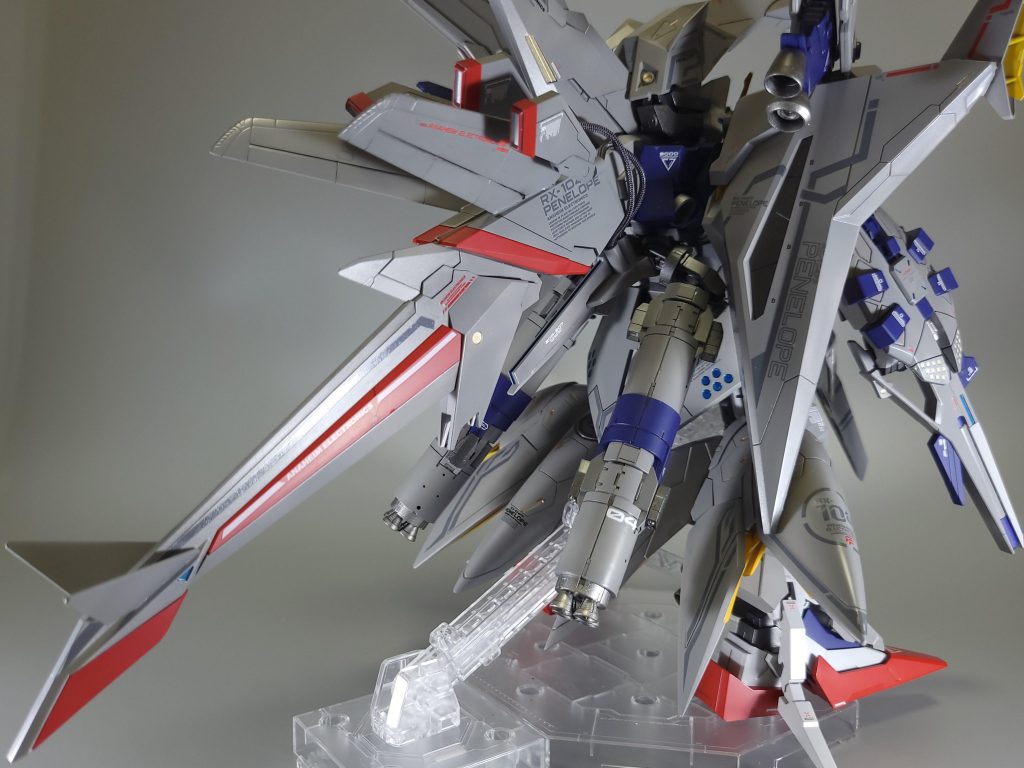 【PENELOPE】大きな変更点は、肩部メガ粒子砲の大型化背部大型プロペラントタンクの追加FFユニットのテールスタビライザー周辺の尾翼の追加、スラスターノズルの追加です。今回はただでさえ情報量が多いのでメッシュワイヤーの使用は空いた隙間を埋める程度にしました。頭部FFユニットが重く 位置の固定が難しいためネオジム磁石で固定できるようにしました。