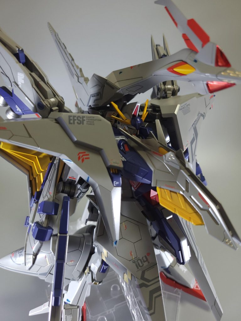 胴体延長と大きく前に傾くよう可動させることで顔が埋まらず、しっかりと見えるようにしています。