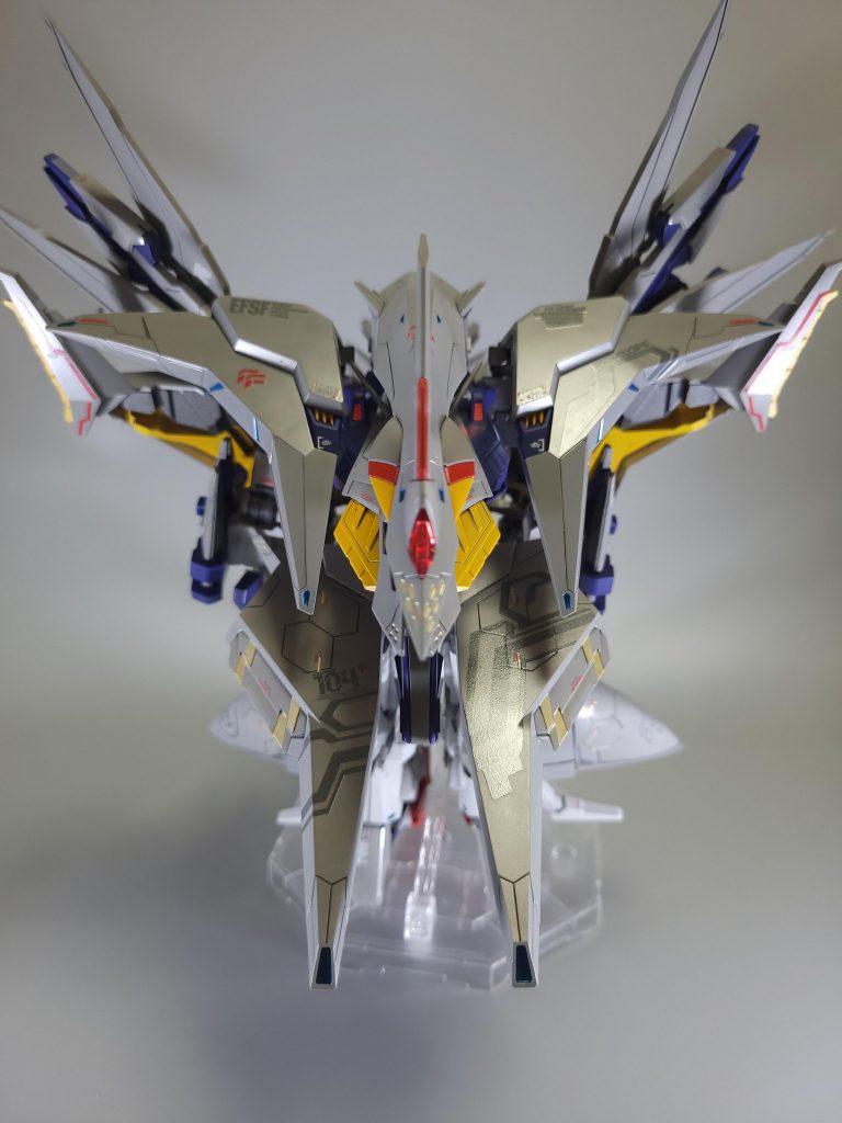 【Flight form】肩部メガ粒子砲の両側面の羽を展開することで鳥のようなシルエットとなります。変形方法等は特に変更していません。