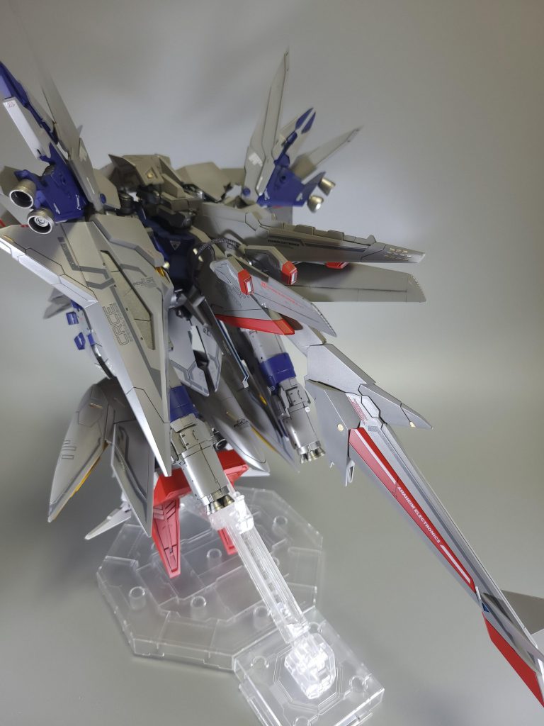 背部も変形方法は変わりませんが、尾翼やスラスターノズル、プロペラントタンクの追加で元のキットとは印象が変わりました。