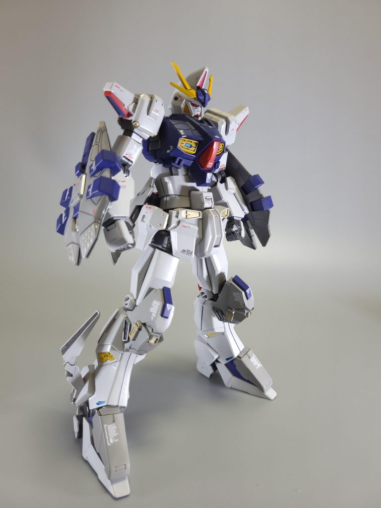 【Odysseus Gundam】大きな変更点は 胴体、足首、腕、首の延長 膝、アンクルアーマーの追加 です。ペーネロペー形態時のプロポーションを整えるために各部の延長を行いましたが、オデュッセウス時に不自然にならない程度にミキシングしています。胴体延長によりS字立ちが決まるようになりました。