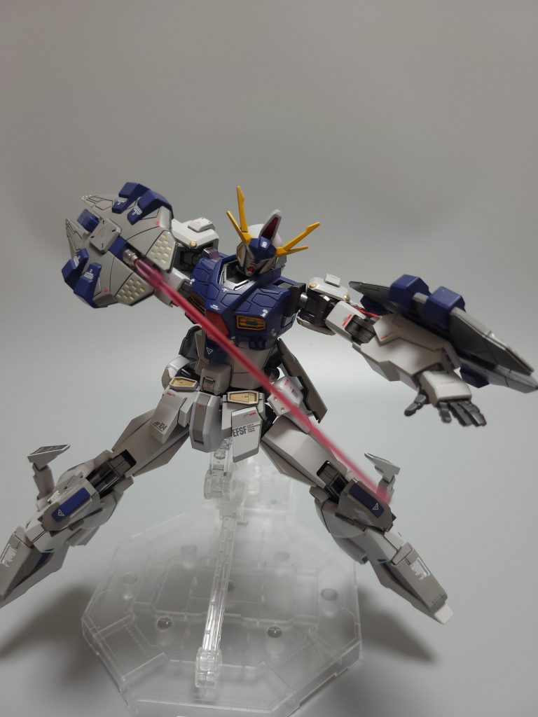 【コンポジット・ウェポン・ユニット】腕部に装着された複合ユニットは砲身が屈曲しメガ粒子砲を構えるのが嫌だったので武装を半回転させて構えられるようにしました。ビームサーベルはクリアレッドでグラデーション塗装しています。