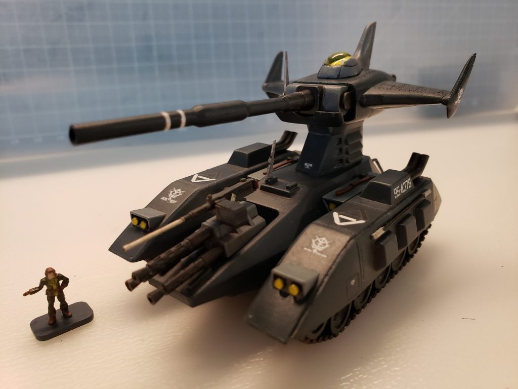 無限軌道が良くできていたので、車輪が見えるようにカバーをカットしています。コアブースターもそうですが、旧キットは人型以外バランスがいいです。接着も流し込み速乾があるので昔よりきれいに出来ます。作って楽しいキットでした。