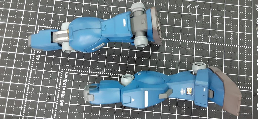 関節で1ミリ延長したのと、足首はシンプルなジムスナのものに変えたので、マッシブなジムクゥエルの脚部の印象を少し変えることができたかと思います。