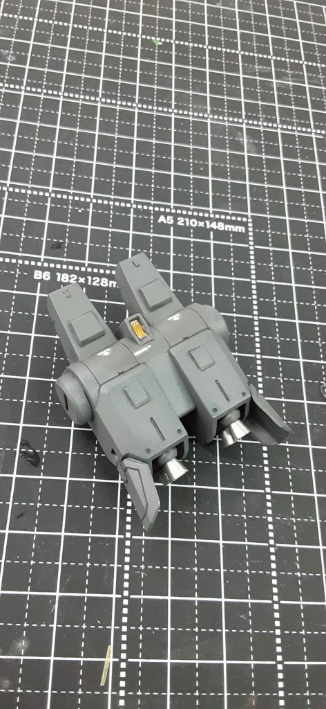 バックパック。放熱板はなくし、壽屋のモールドパーツを貼りました。