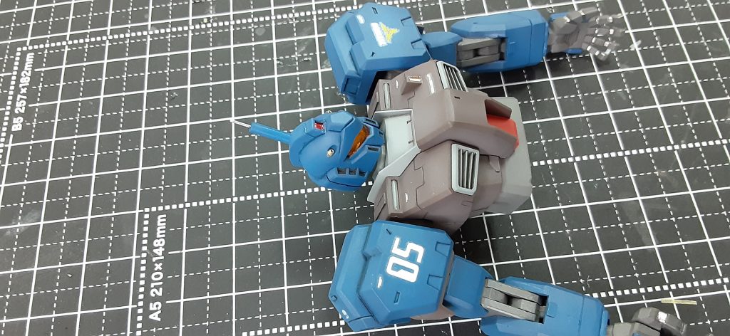 頭部のアンテナは2ミリプラ棒と真鍮線で作り直しました。