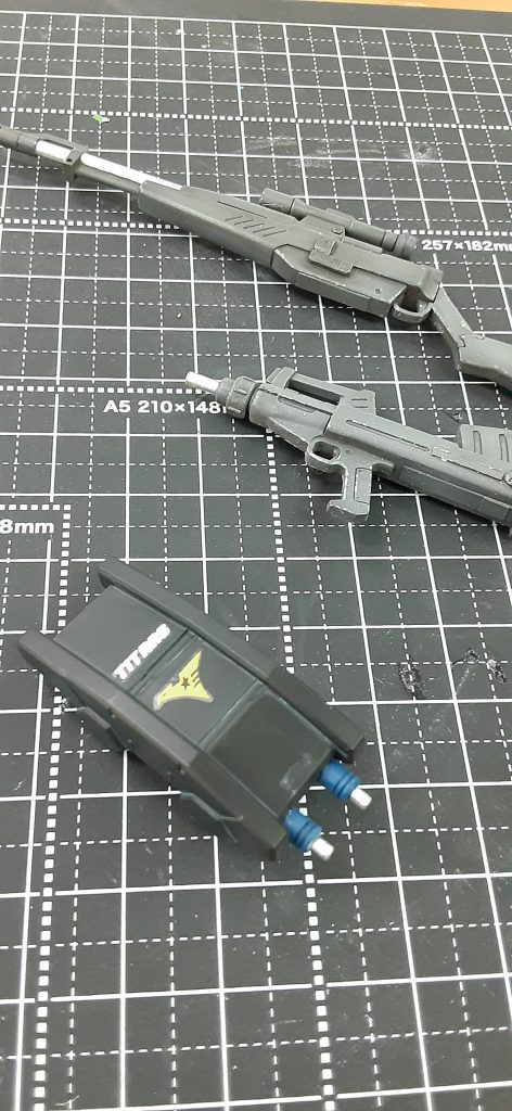 バックラーシールドはジャンクパーツから。先端に二本ビームサーベルをマウントしているという設定です。装弾数の少ないライフルを全弾打ち終えたあとは、基地に侵入してきたカラバ相手に白兵戦です。