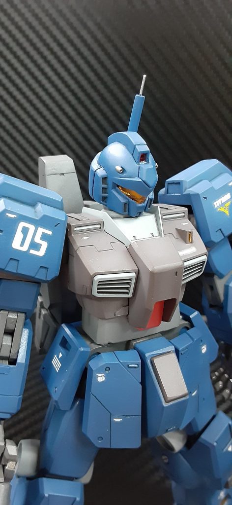 元の配色から大きく外さず、わかりやすくティターンズカラーにしました。胸部とスリッパは混色した焦げ茶色にしました。