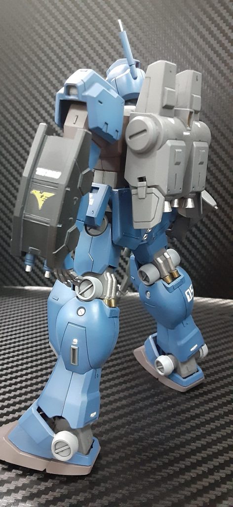 ハイザックから流用したバックパック。左右から生えていた放熱板はオミットしました。ソールはジムスナイパー2のをコンバートで小足化しました。