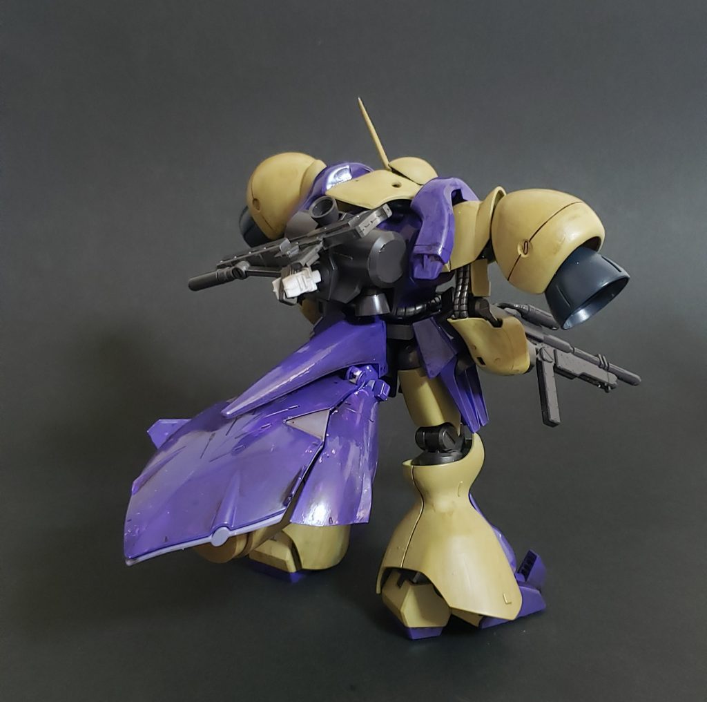 見えてないですが、後ろのスカートの中には大型のタンクがついています。