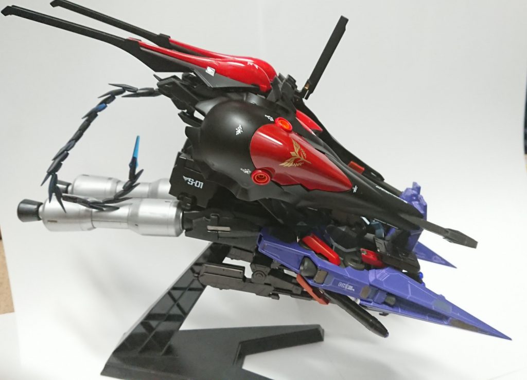 側面から。だいぶ長い機体になりました。しっぽはギラ・ギラーガの物を使用しています。(画像見て気付きましたが動かすと塗装はげます💧)クタンの中心にキハールⅡのスタンド用ジョイントを付け、バックパックのアームと合わせて固定しています。少し残念なのが、クシャトリヤのバインダーがジャンクだからか開きませんでした。