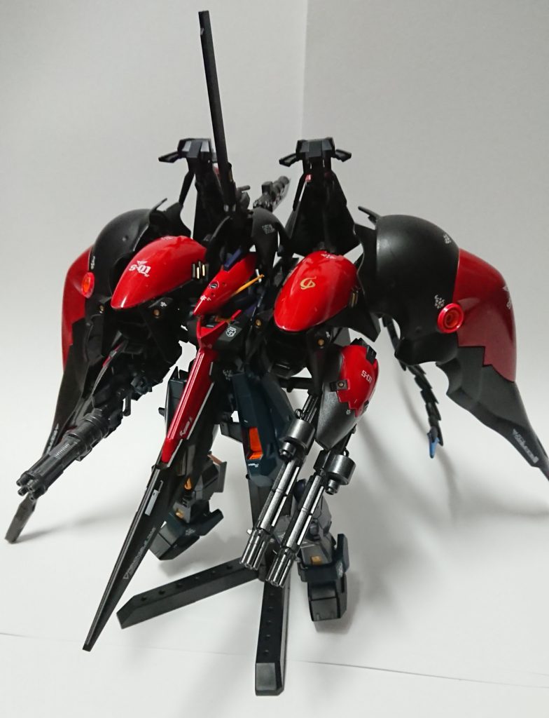 クタンを離した状態。シルエットは少しだけ某劇場版アニメの某主役機体を意識しています。今回、塗装は黒はつや消し、赤は光沢ありで仕上げています。