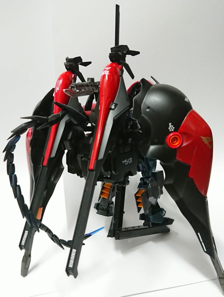 背面から。クシャトリヤのバインダーをうまく固定する方法がなかなか見つかりませんでしたが、ボディと肩を丸々背負わせる力業でクリアしました。二ヶ所のジョイントで固定しているので、以外とガッチリです。