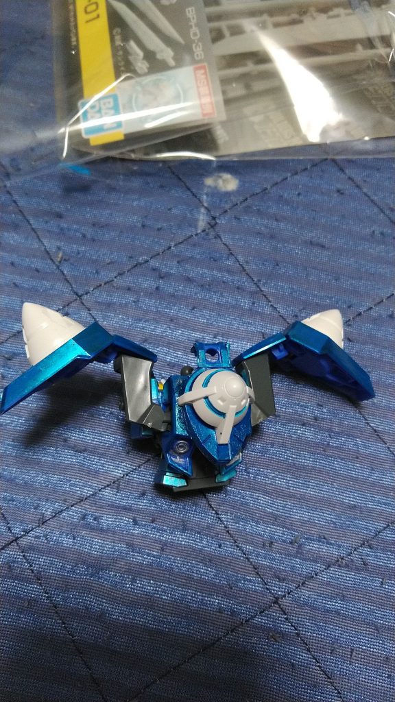 00ガンダムの背中パーツを切って後ろをフラットにして背中に接着しバックパックの真ん中をエクシアのGNドライブの基部につけています。また、GNドライブの基部をバックパックに接着します。後にここが生きてきます。あとは余ったポリキャップをパックの真ん中の中に入れて裏をプラバンでふさいで普通に塗装しながら組んでいくだけです。