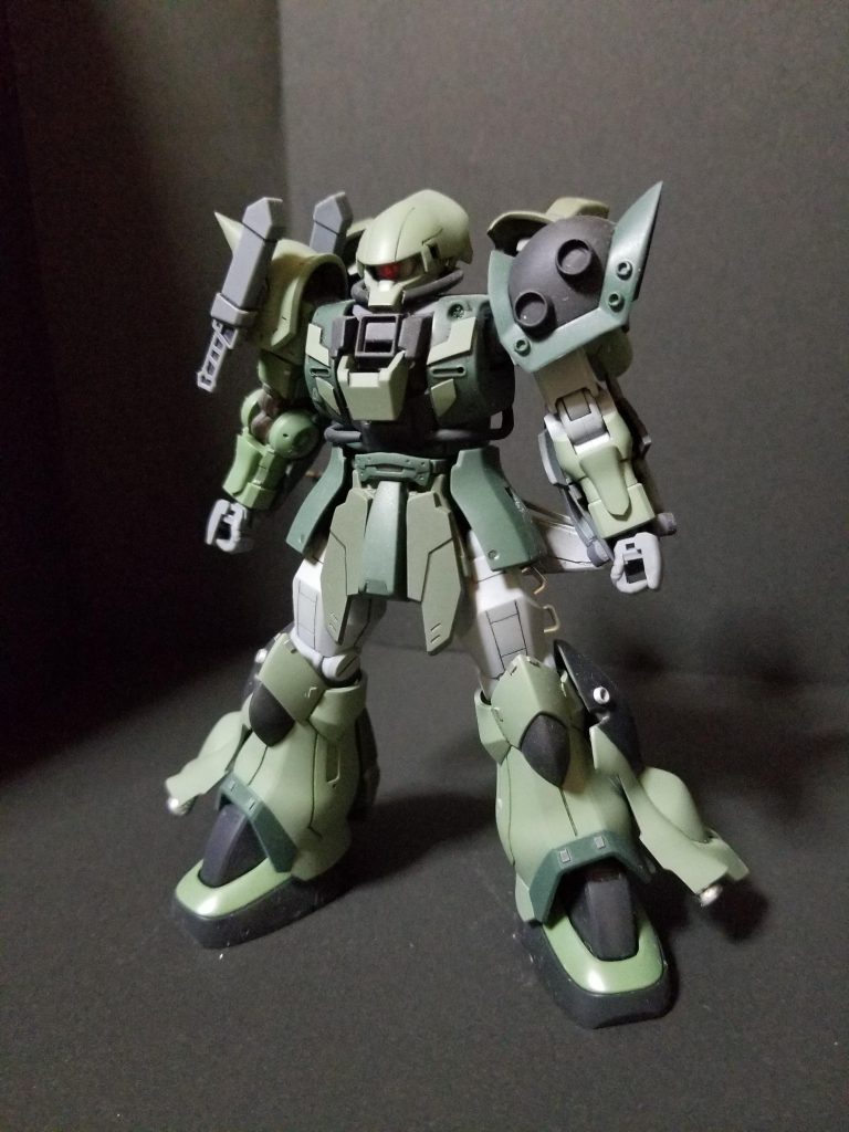 正面頭はザクの頭をベースにイフリートの後ろのとこをパテで良い感じに合わせました。あとはジャンクとかプラ板です。