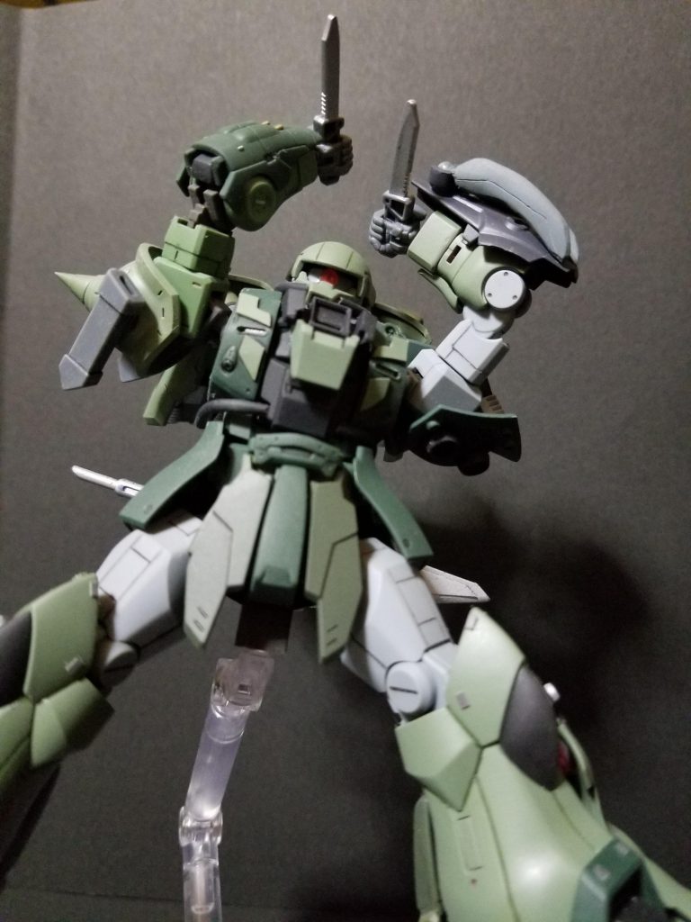 ナイフスパイクについている標準的なナイフ逆手で使用