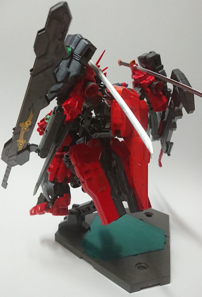 背面から。以前作製したバルバトス同様、他のガンダムフレームから胴体を持ってきてつなげています。アスタロトオリジンの肩のフライトアーマーは腰の後ろにバトルアームズ等のジョイントで接続しました。