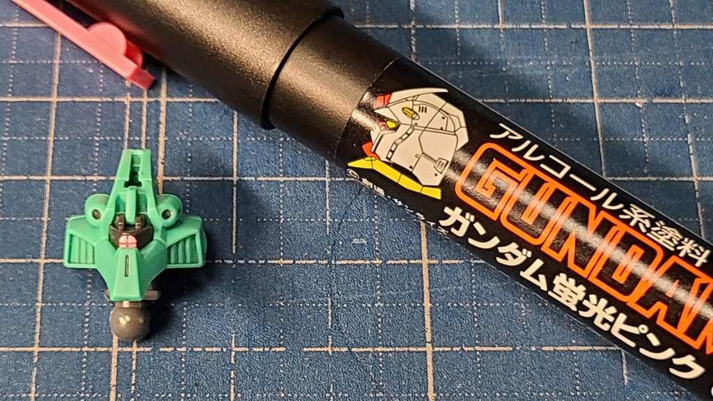 モノアイの塗装ガンダムマーカー 蛍光ピンクで塗装したあとにスミ入れしました一応ブラックライトに反応して光るようになっています